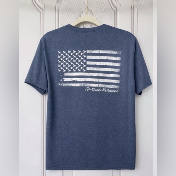 Ducks Unlimited Tops - 🦆Ducks Unlimited Graphic Tee - Size Medium